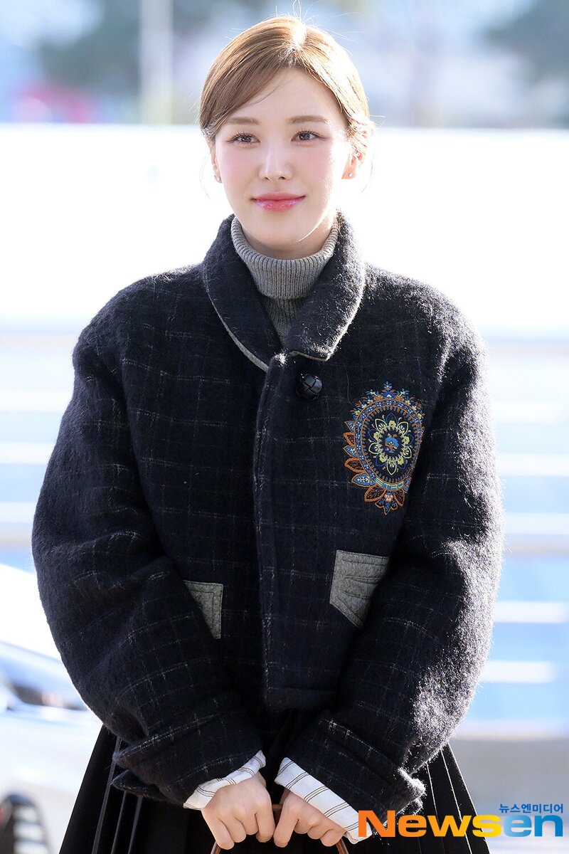 231212 Red Velvet Wendy at Incheon International Airport documents 1