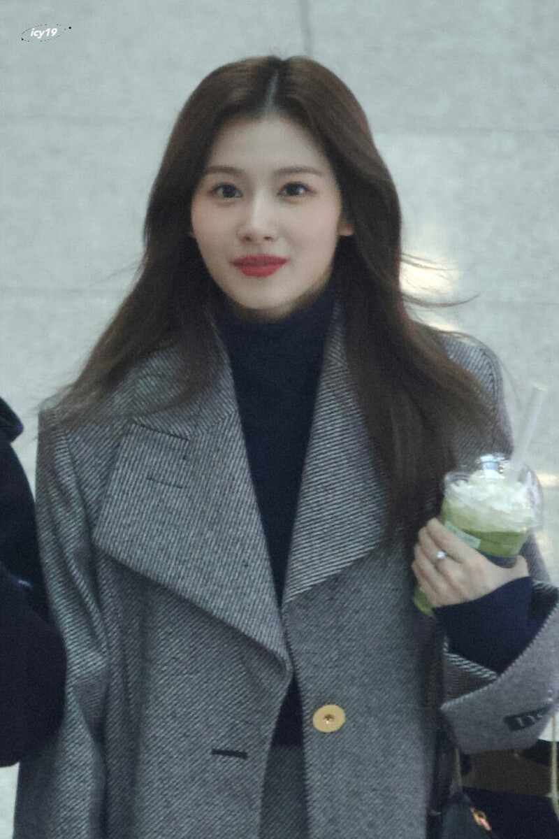 231222 TWICE Sana at Incheon International Airport documents 7