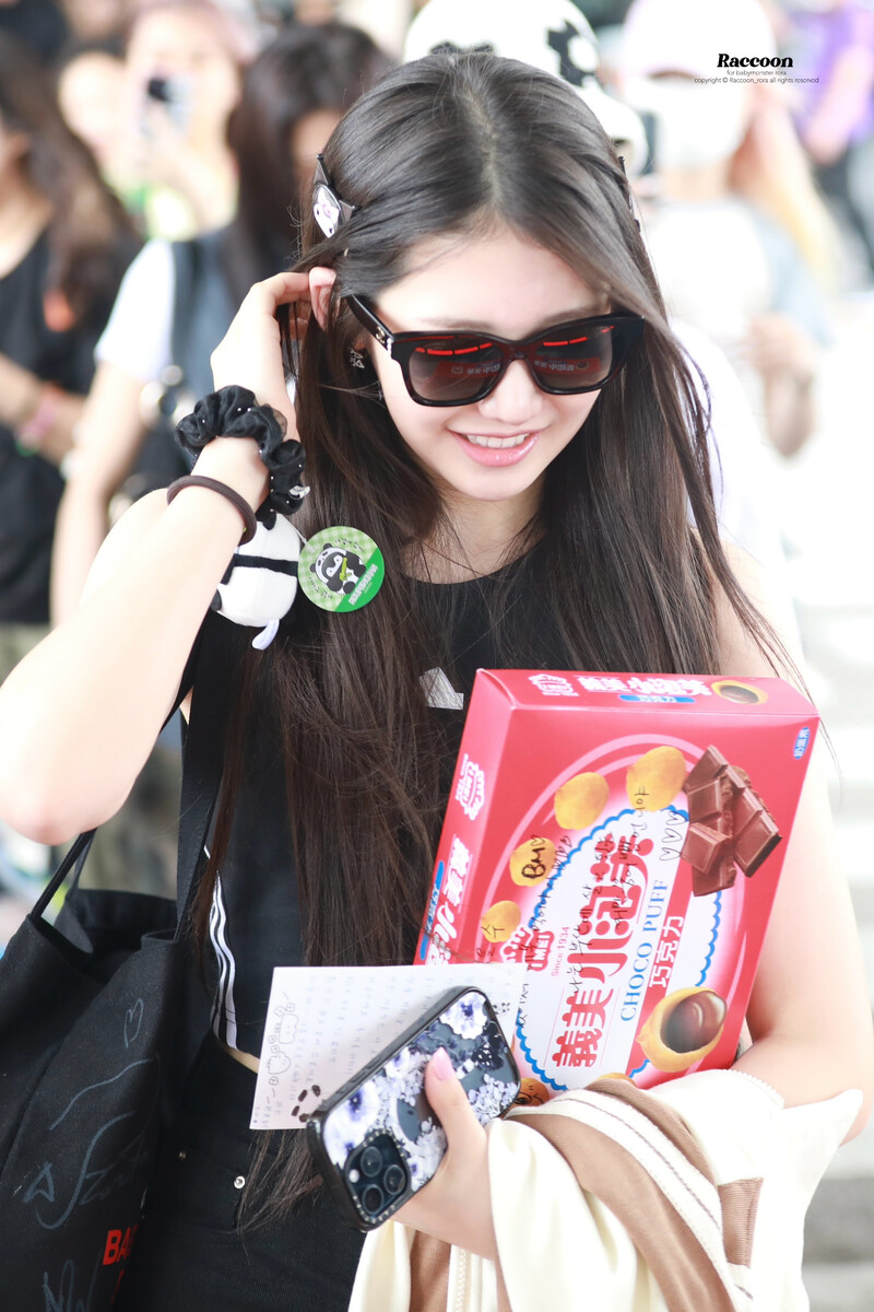 240801 BABYMONSTER Rora at Airport documents 2