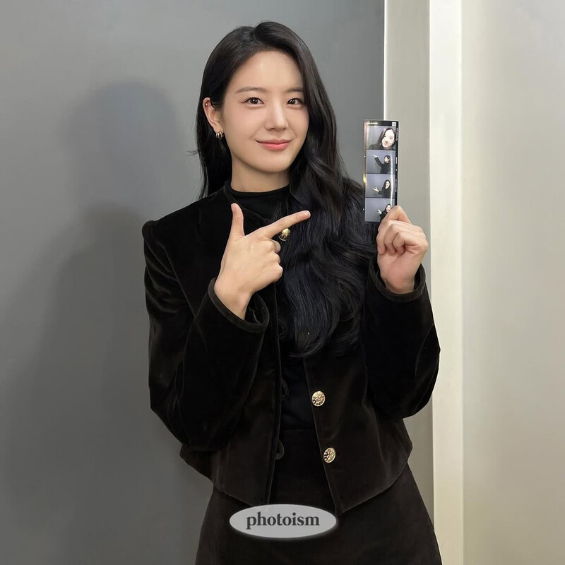 250105 PHOTOISM BEHIND Instagram With Gyuri documents 2