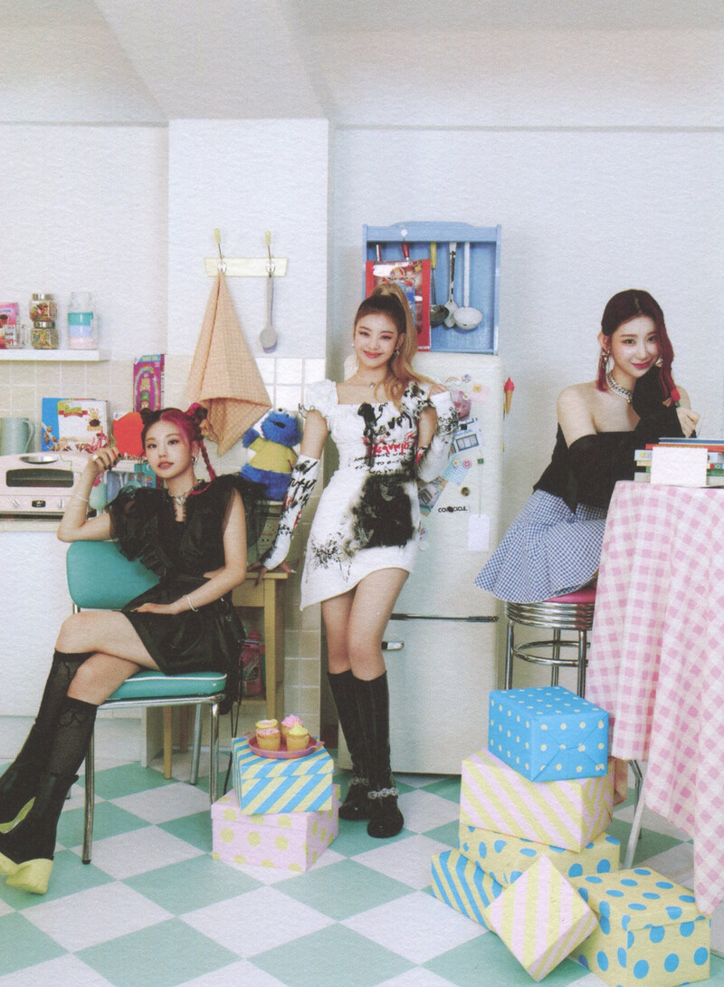 ITZY 'Crazy In Love' Album Scans documents 3