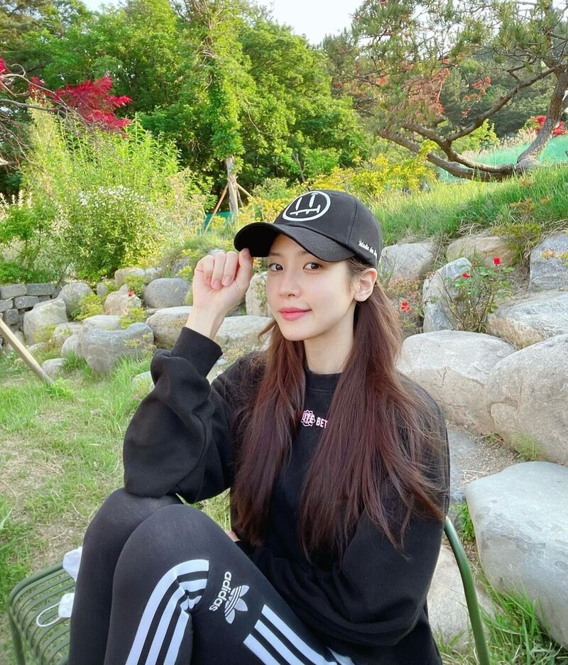 220522 Hwayeon Instagram Update documents 1