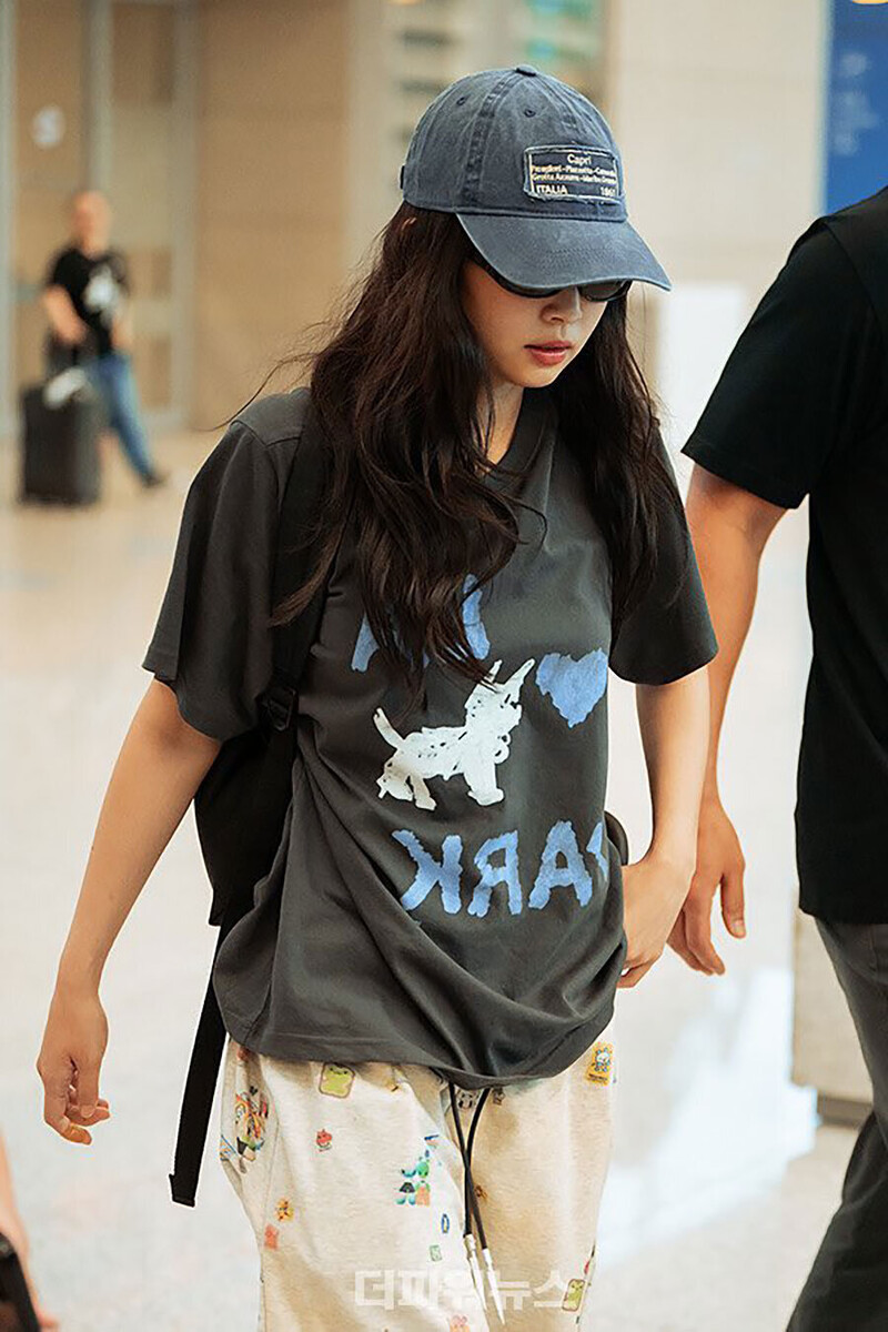 240616 Jennie at Incheon International Airport documents 1