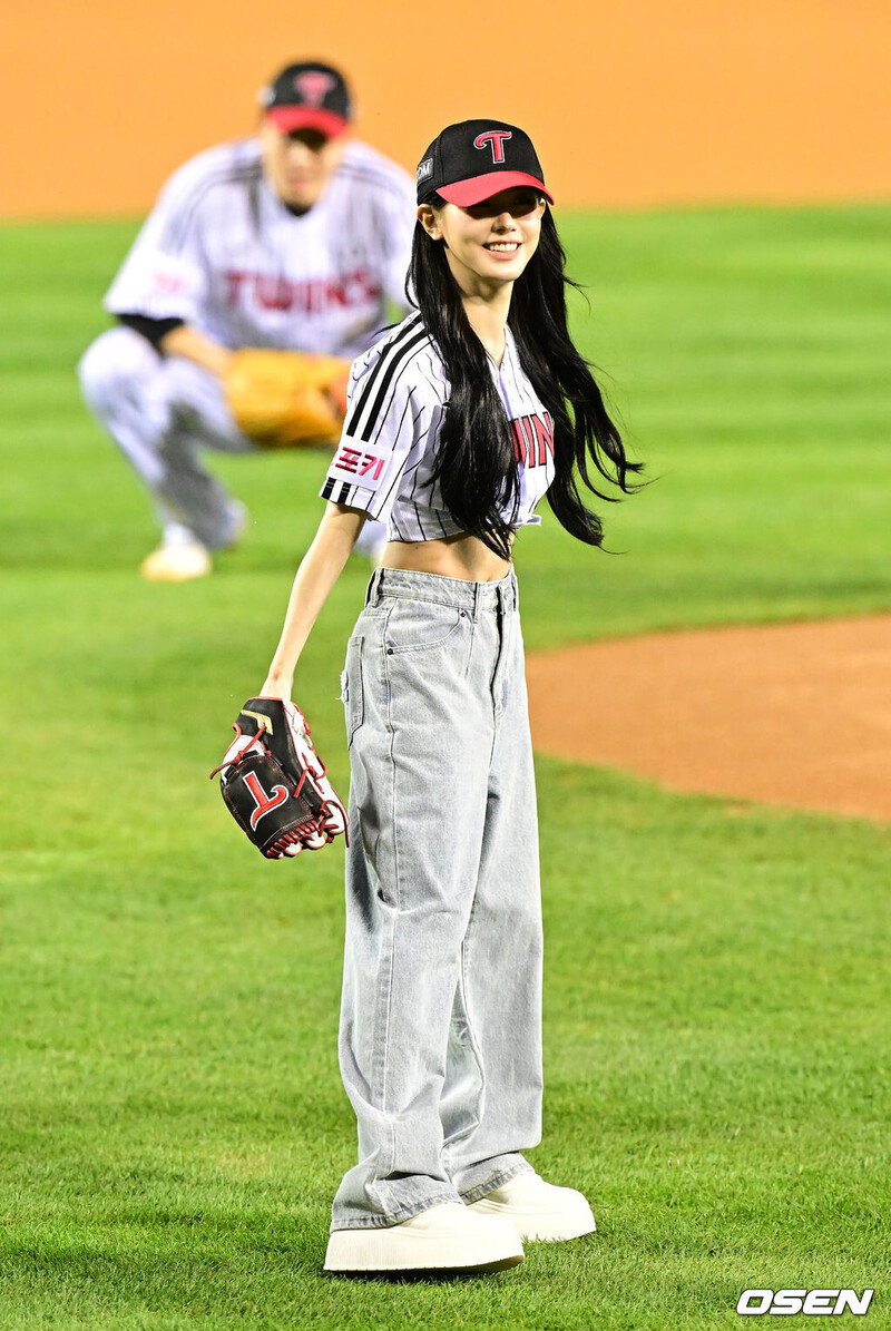 (G)I-DLE's Miyeon throws First Pitch for LG Twins documents 6