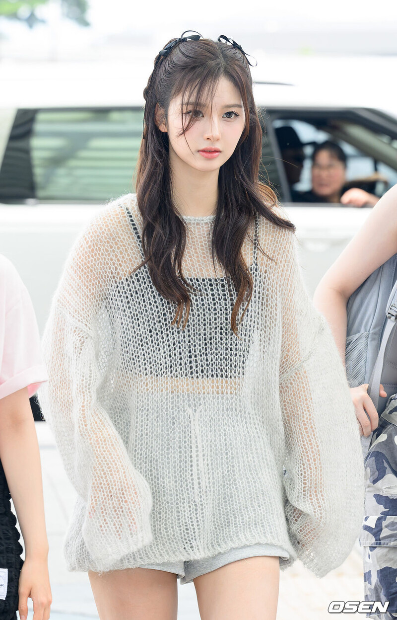 240726 NMIXX Sullyoon at Incheon International Airport documents 3