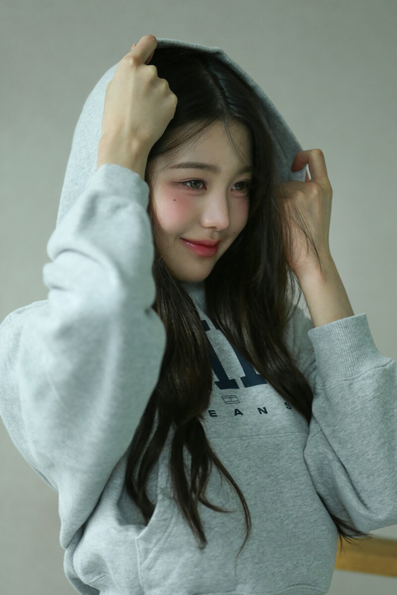 241009 Starship Entertainment Naver Post with IVE Wonyoung - Tommy Jeans Photoshoot Behind documents 7