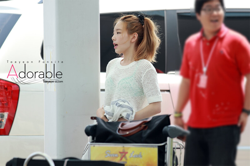 130621 Girls' Generation Taeyeon at Incheon Airport documents 3