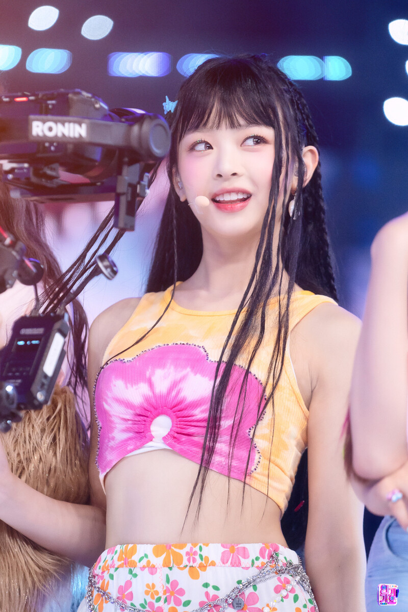 220821 NewJeans Hanni - 'Attention' at Inkigayo documents 4