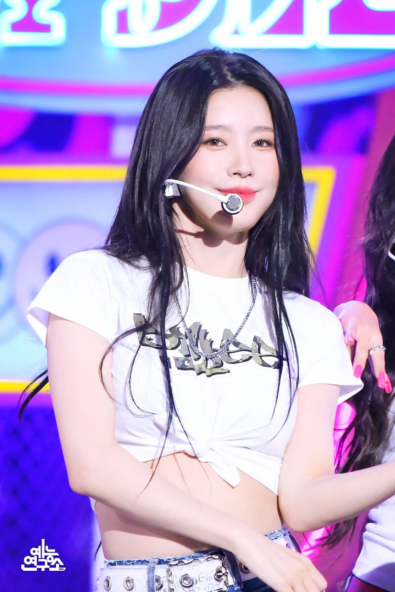 230520 (G)I-DLE Miyeon 'Queencard' at Music Core documents 2