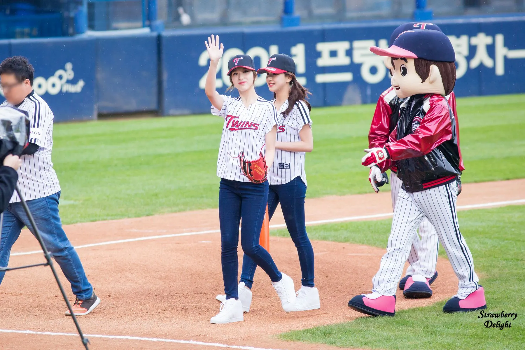 161016 LG Twins First Pitch, TWICE Mina