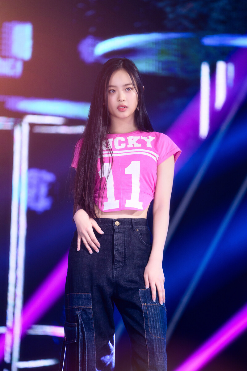 220807 NewJeans Hanni 'Attention' at Inkigayo documents 10