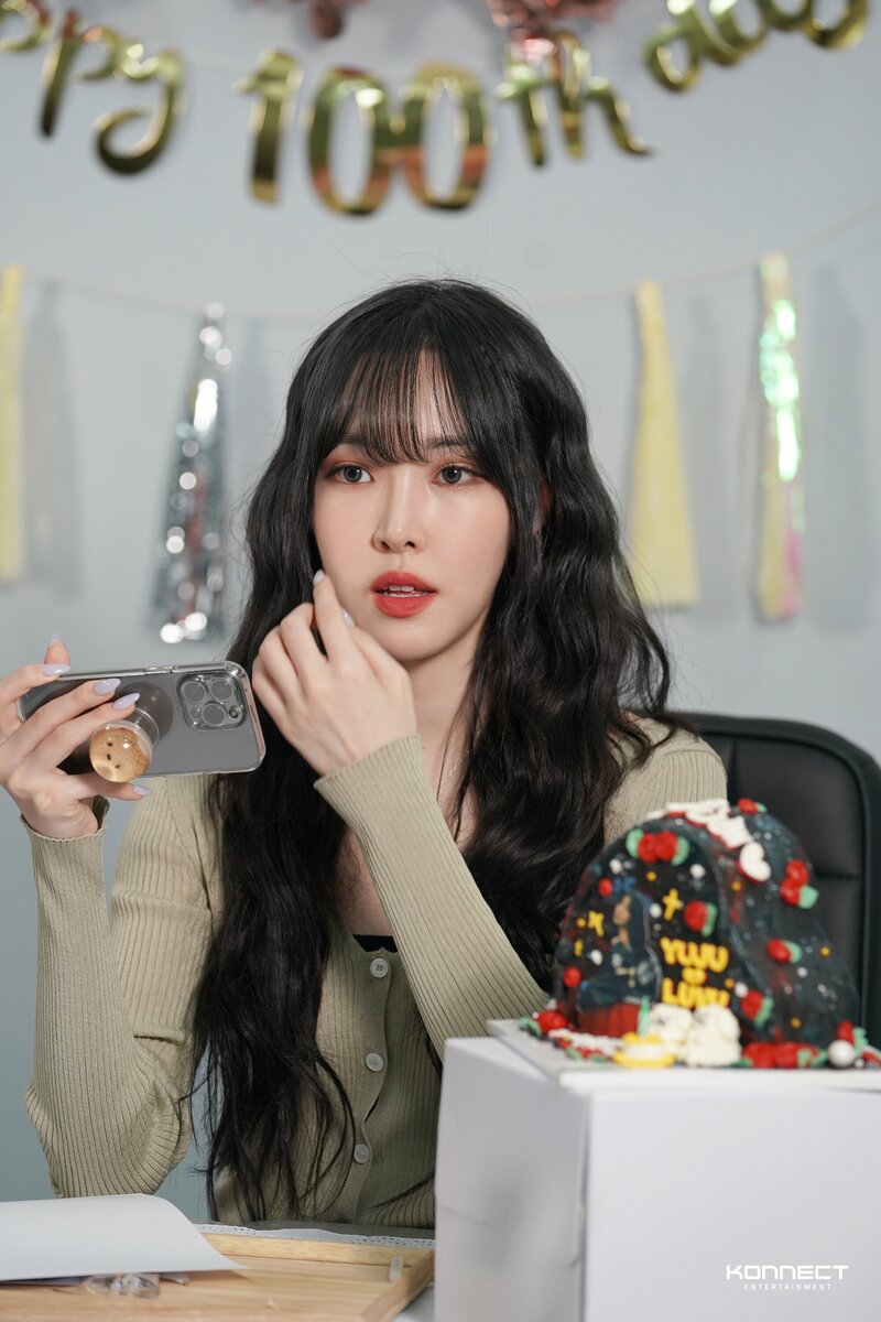 220511 Konnect Entertainment - Yuju at 100th Day Celebration Behind the Scenes documents 10