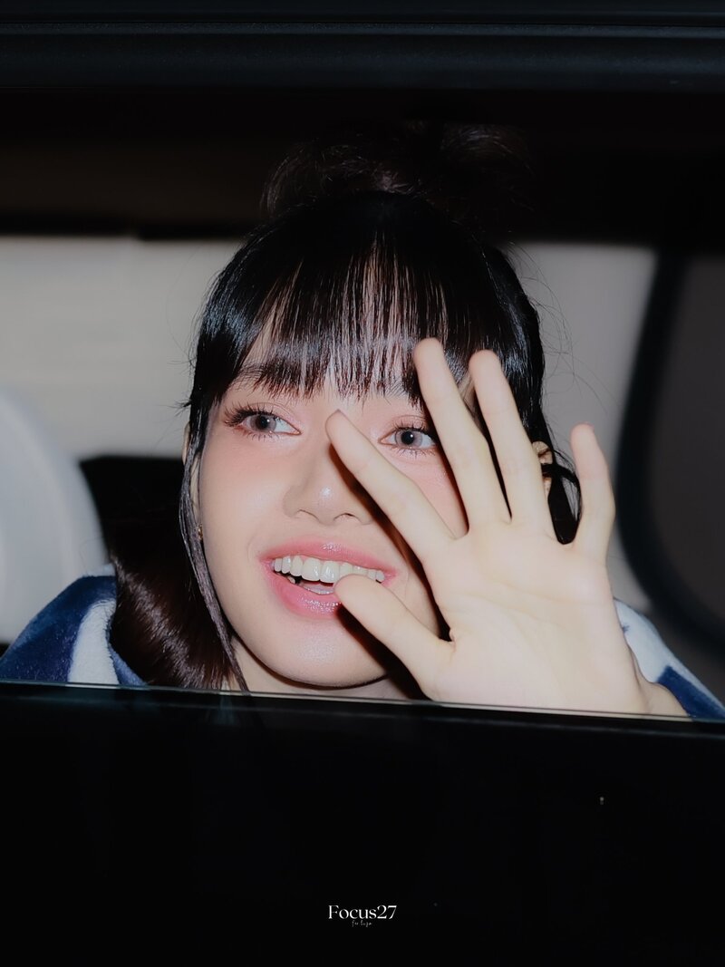 230330 LISA Leaving CELINE Pop-Up Store Event in Seoul documents 1