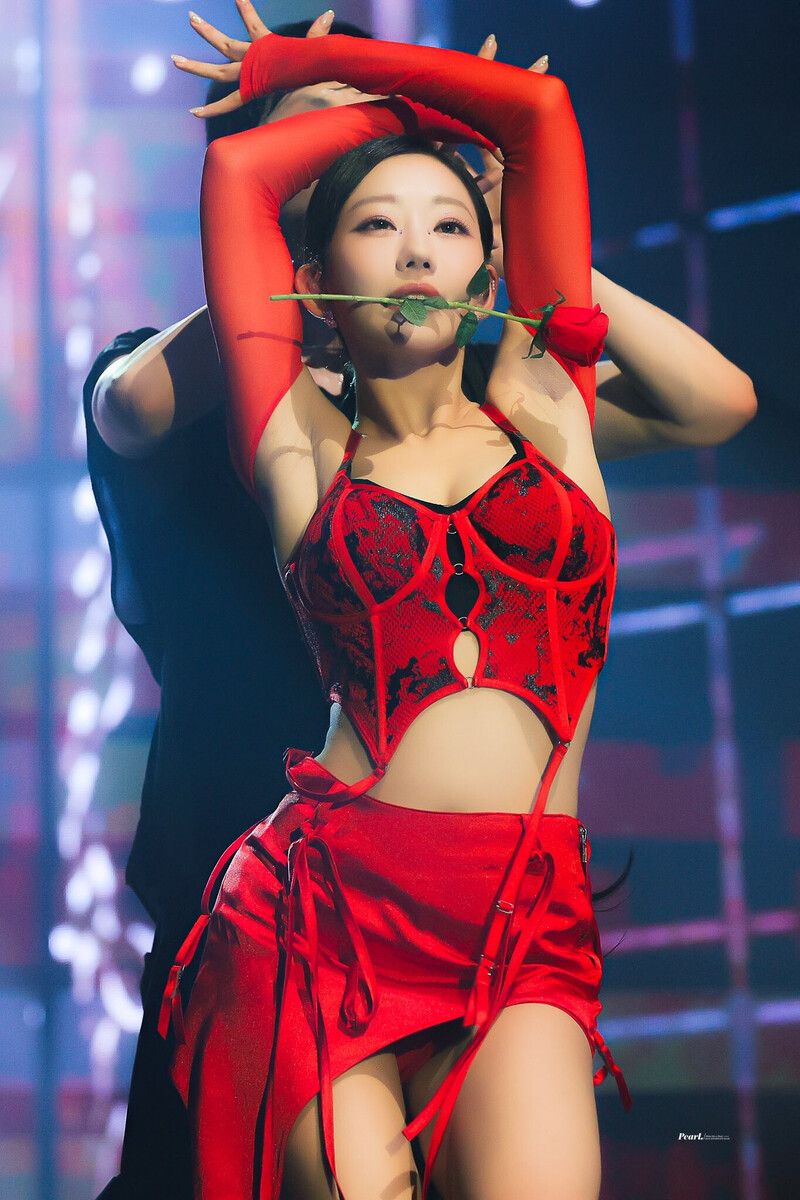 241026 KISS OF LIFE Julie - 1st World Tour 'KISS ROAD' in Seoul Day 1 documents 3