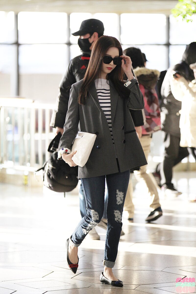 150304 Girls' Generation Seohyun at Gimpo Airport documents 2