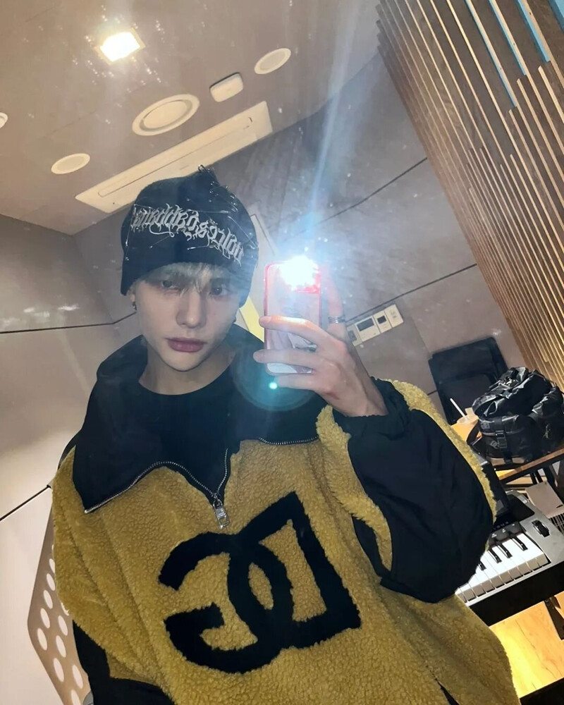 230106 STRAY KIDS Instagram Update - Hyunjin documents 7