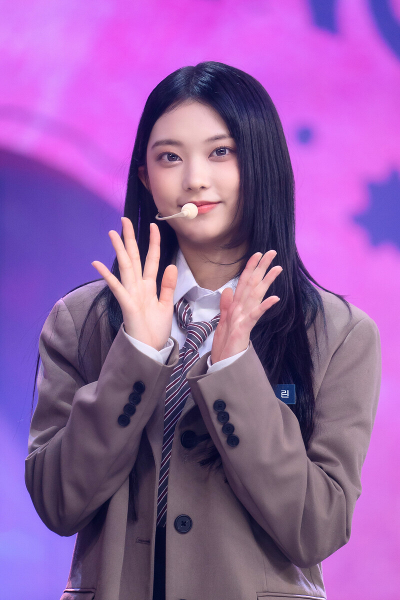 230115 NewJeans Haerin 'Ditto' at Inkigayo documents 9