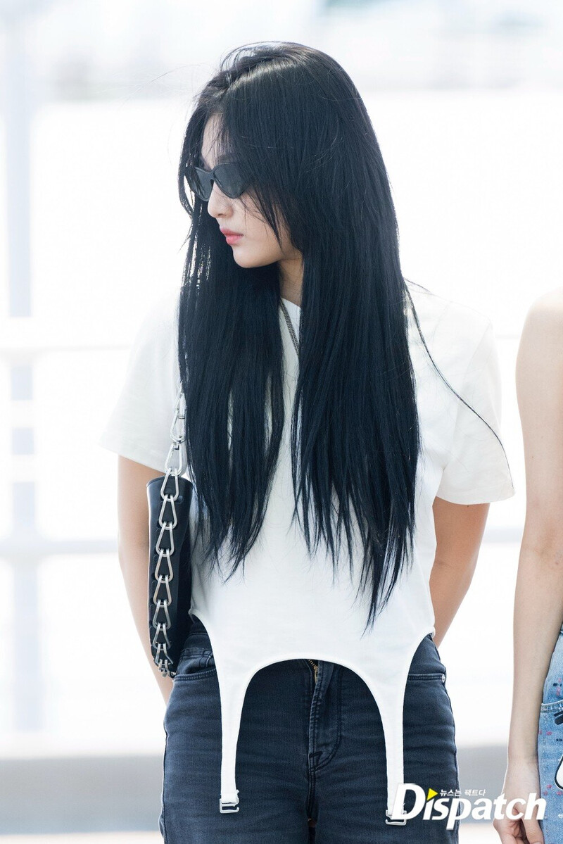 230808 AESPA Ningning at Incheon International Airport documents 3