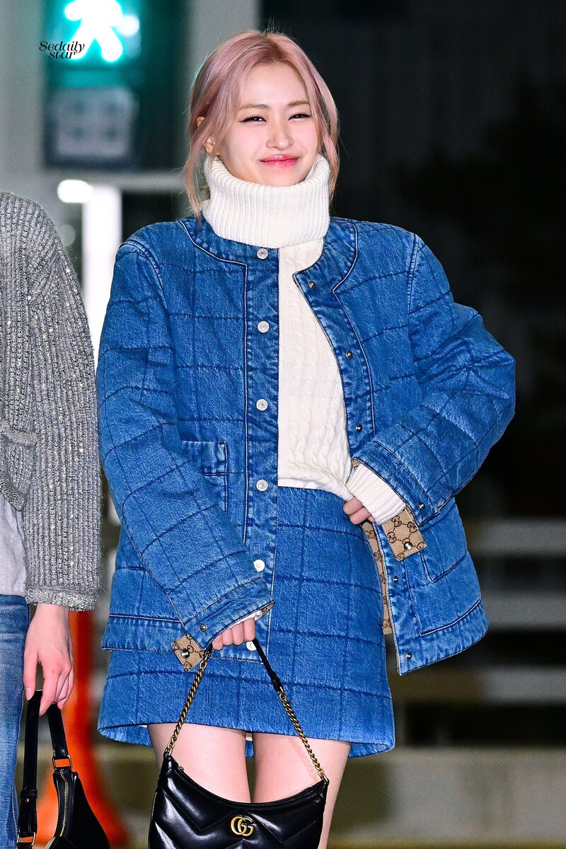 231213 ITZY Ryujin at Incheon International Airport documents 1