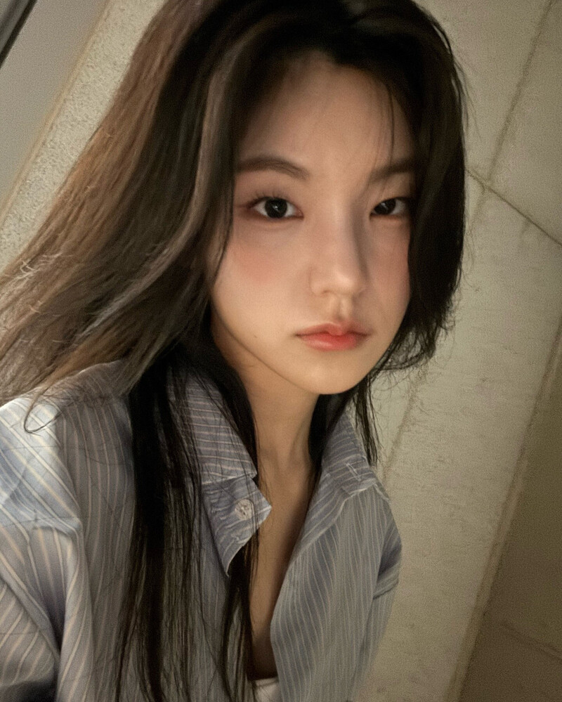 240823 - YEJI Instagram Update documents 2