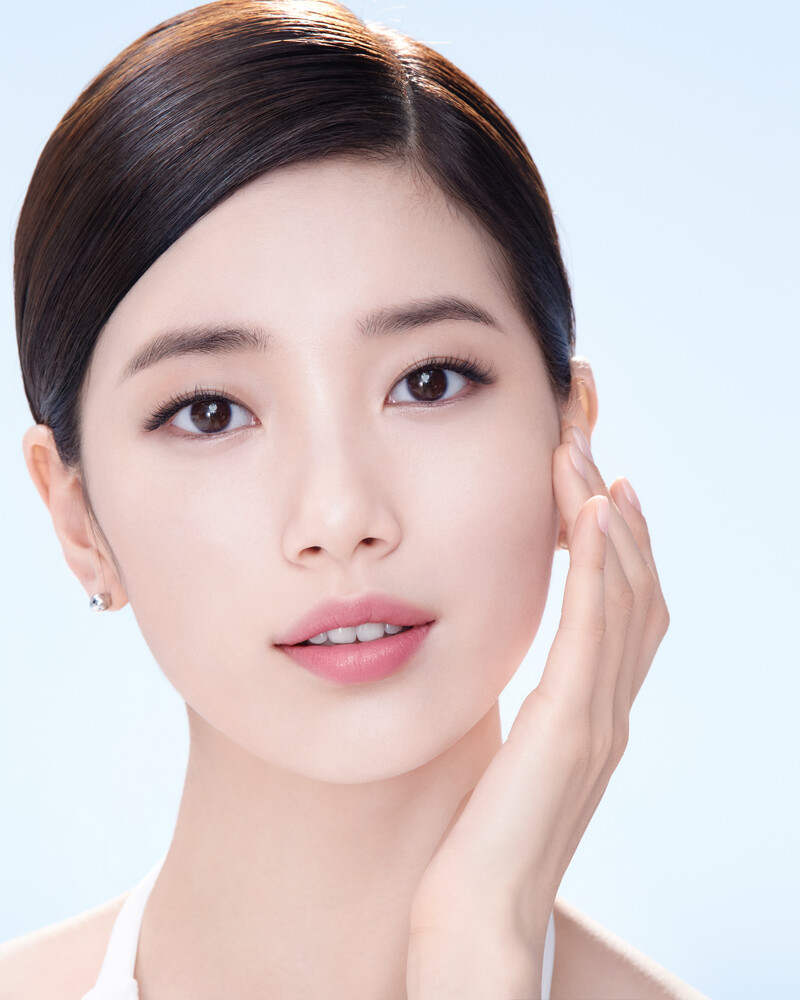 Bae Suzy for Lancome 'Clarifique Dual Essence documents 4