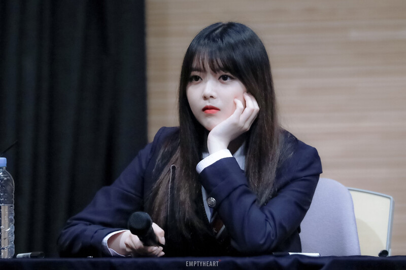 180519 Weki Meki Suyeon at 'Lucky' Fansign documents 1