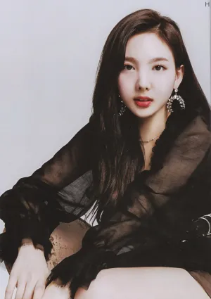 TWICEZINE Nayeon - TWICELIGHTS World Tour [SCAN]