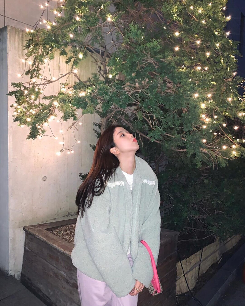 191222 JISOO Instagram Update documents 1