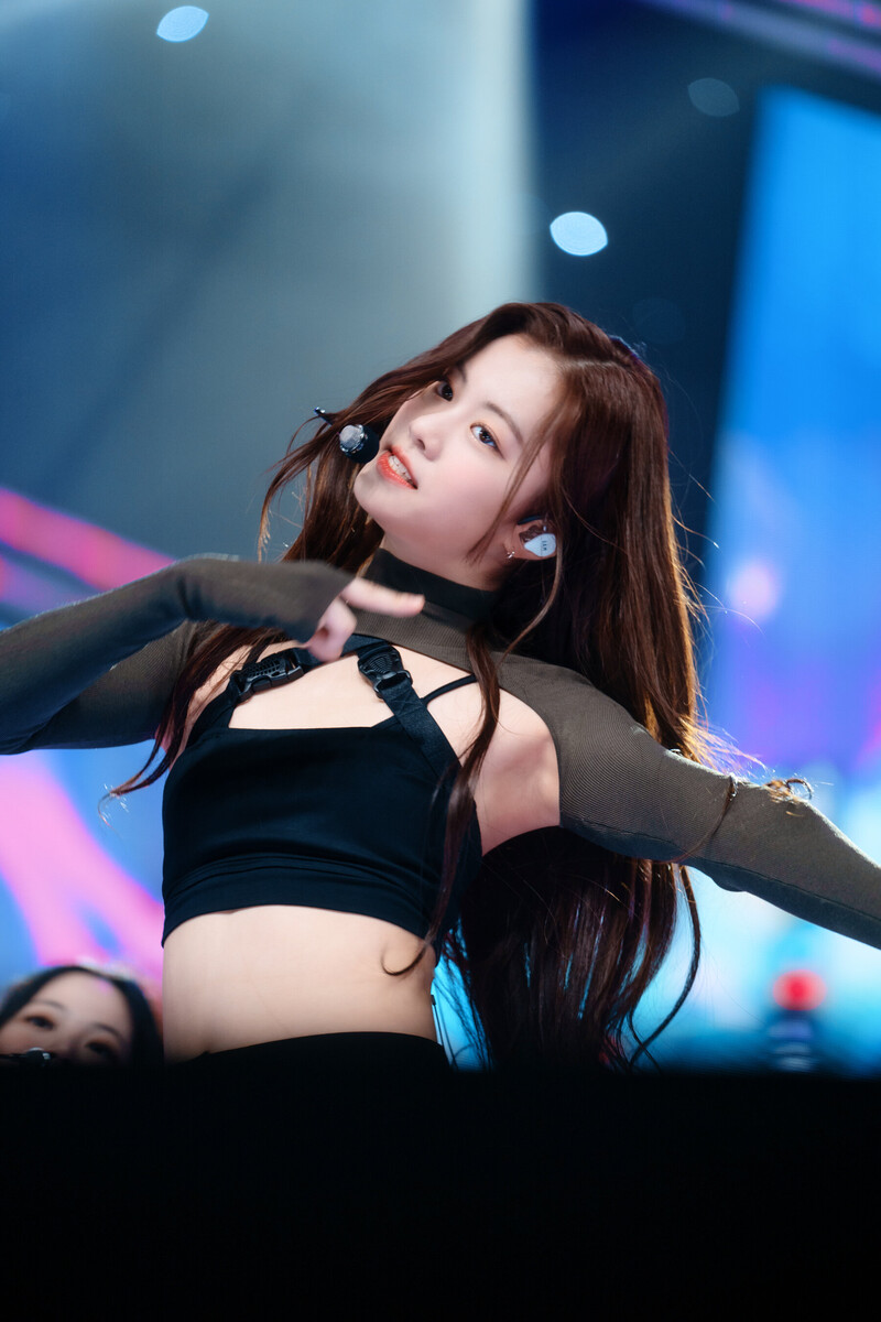 220508 LE SSERAFIM Garam - 'Blue Flame' at Inkigayo documents 21