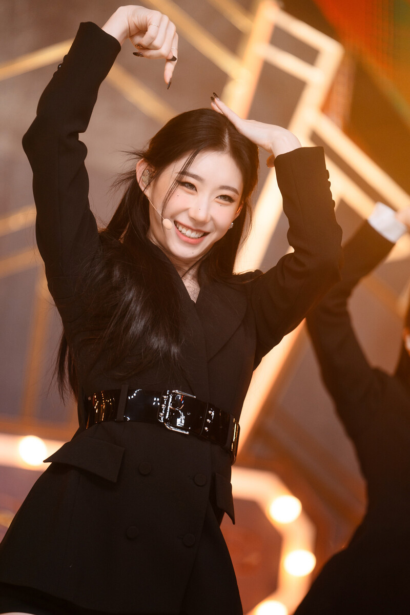 221204 ITZY Chaeryeong - 'Cheshire' at Inkigayo documents 11