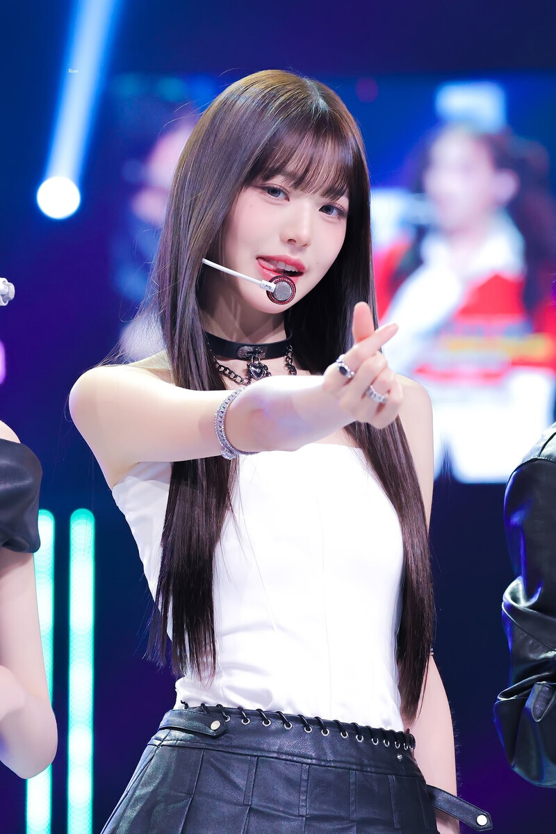 231109 Jang Wonyoung at Tik Tok Stage documents 6