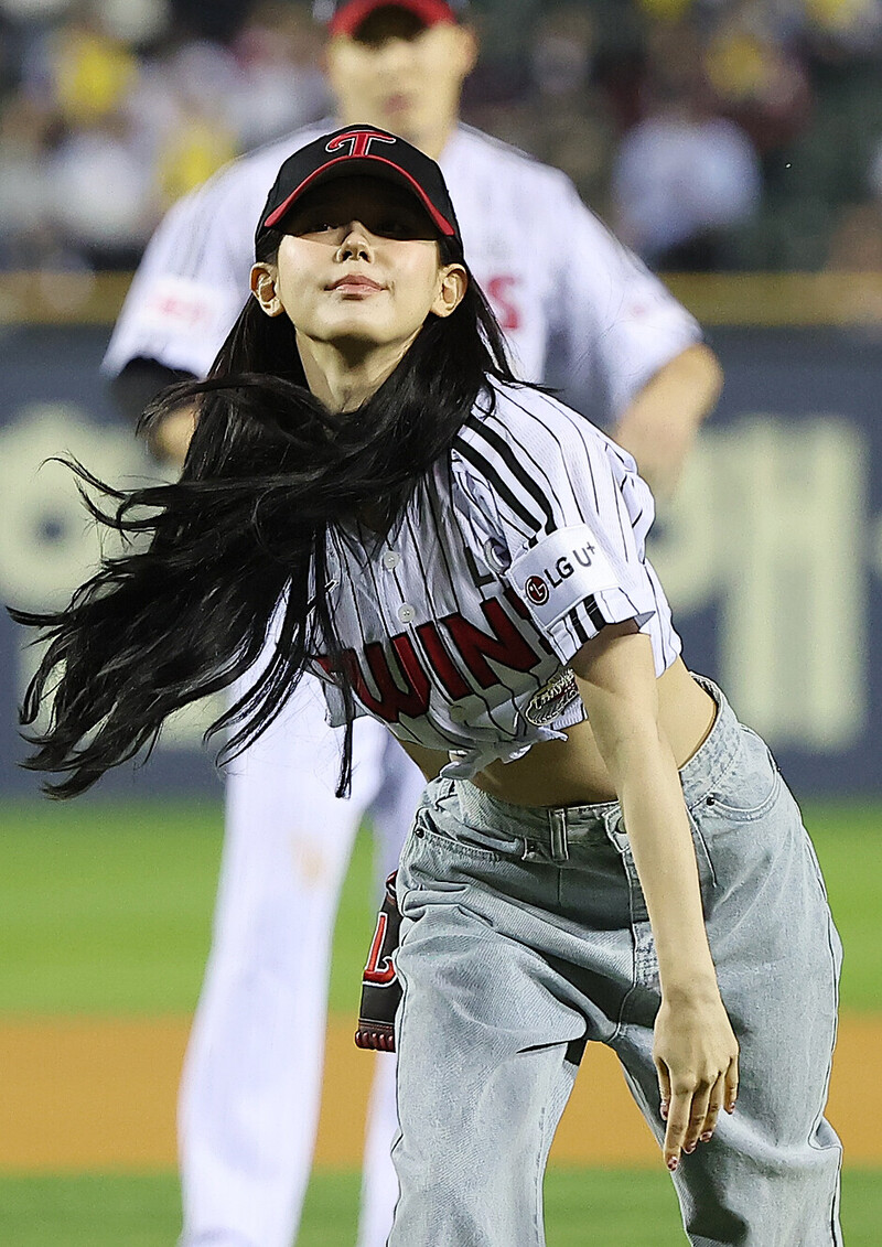 (G)I-DLE's Miyeon throws First Pitch for LG Twins documents 13