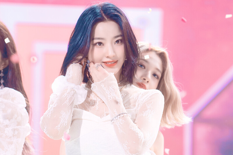 220123 fromis_9 Saerom - 'DM' at Inkigayo documents 14