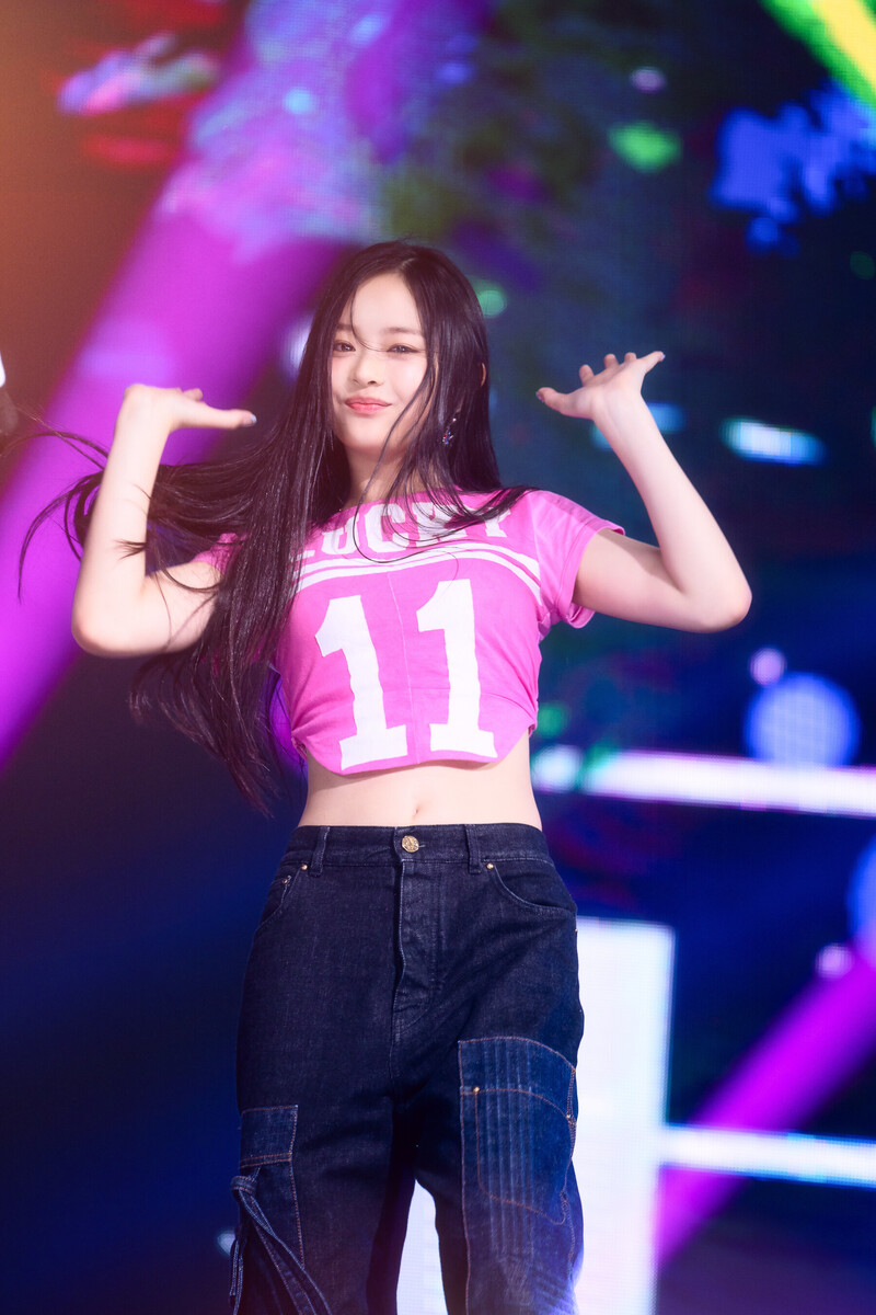 220807 NewJeans Hanni 'Attention' at Inkigayo documents 26