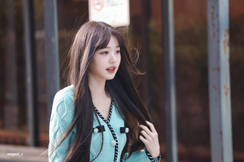 231027 IVE's Wonyoung heading to Music Bank documents 10