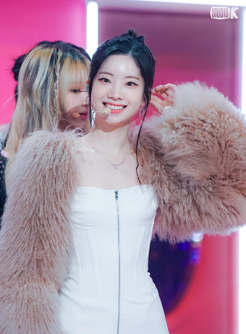 240222 - KBS Kpop Twitter Update with DAHYUN - 'SET ME FREE' Music Bank Behind Photo documents 7