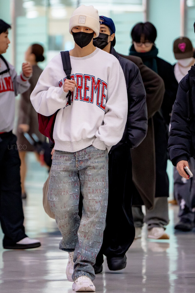 241227 StrayKids Hyunjin at Airport documents 3