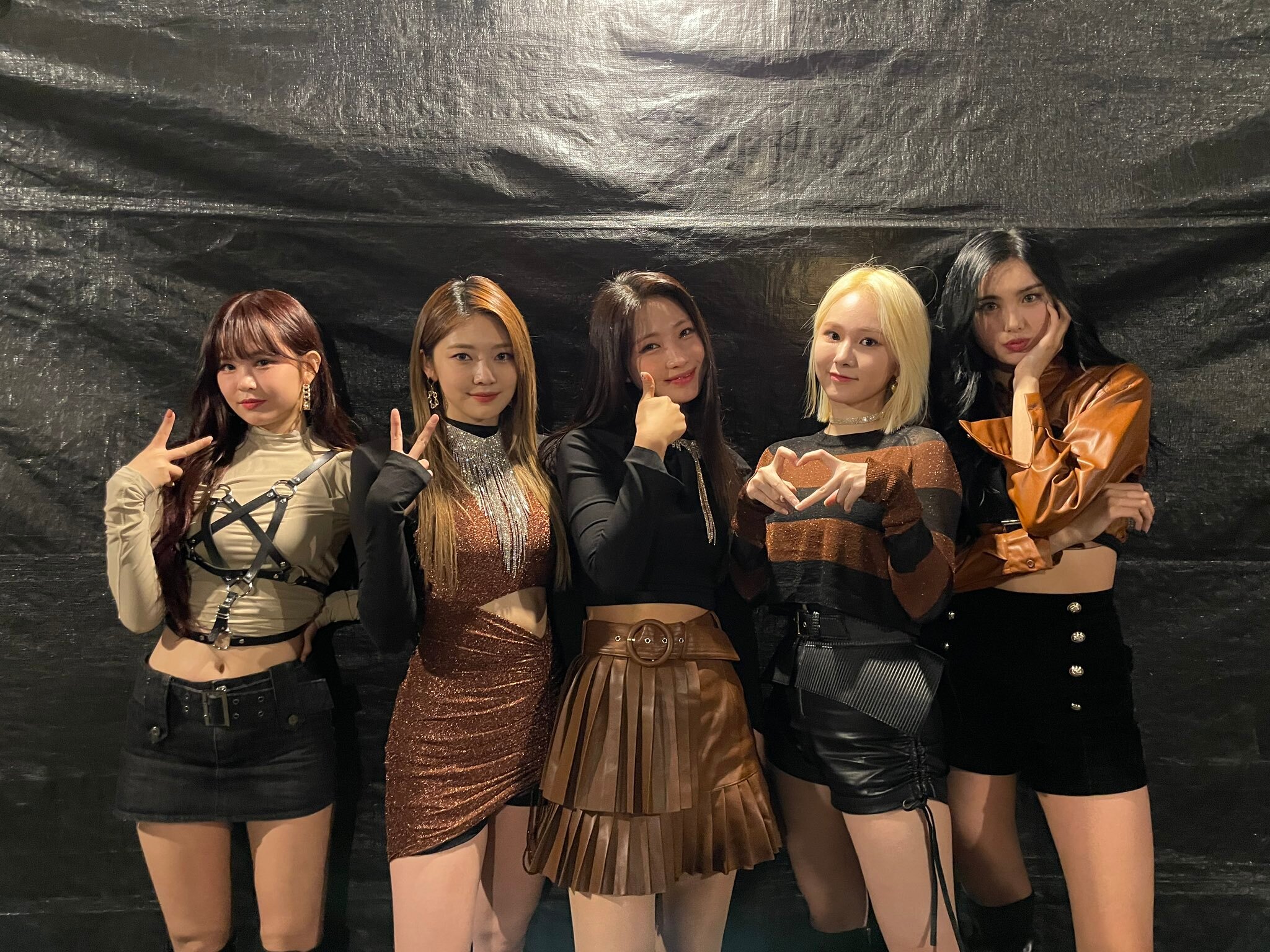 221029 EVERGLOW Twitter Update | kpopping