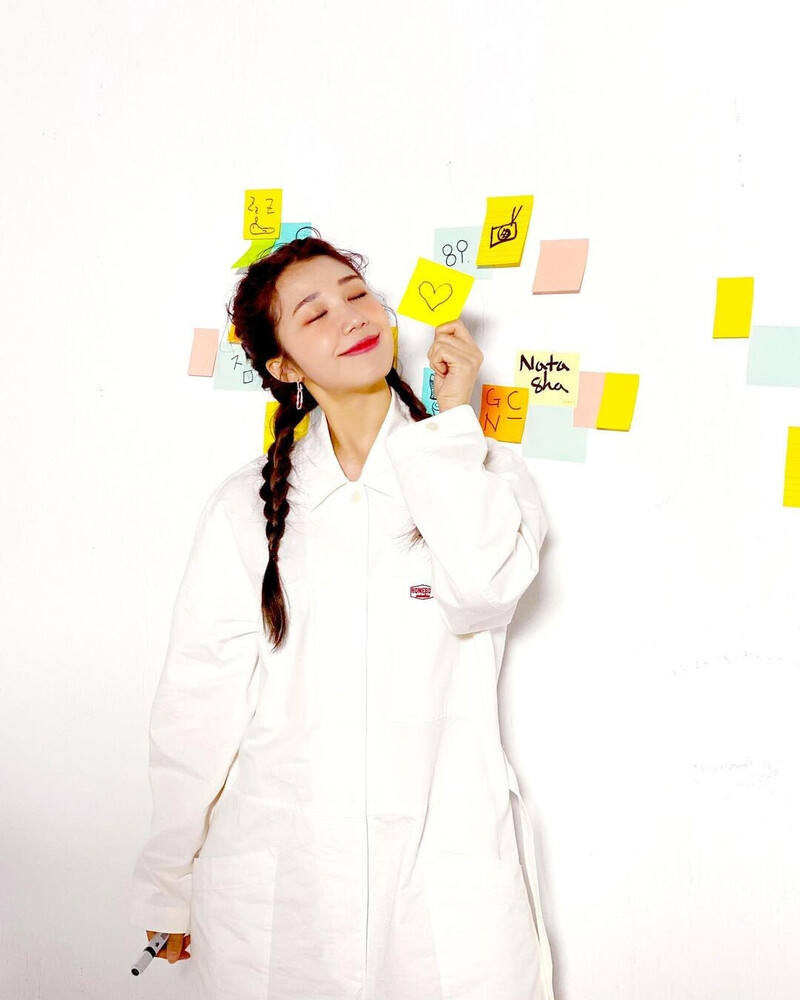 211124, 211202 Apink EUNJI 2022 Season's Greetings 'OH MY WISHLIST' behind documents 3