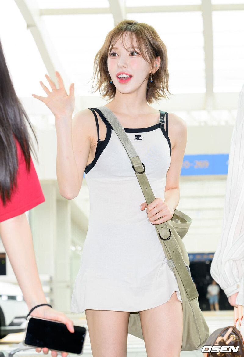 240712 Red Velvet Wendy at Incheon International Airport documents 2