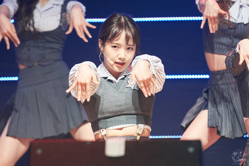 180407 Weki Meki Yoojung at Wonju Health Concert documents 3