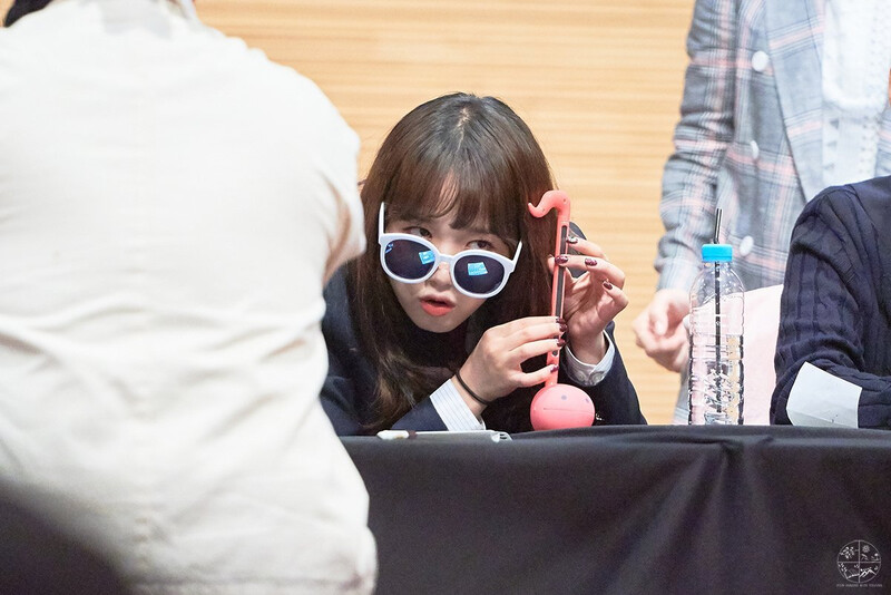 180519 Weki Meki Yoojung at 'Lucky' Gangbyeon Fansign documents 1