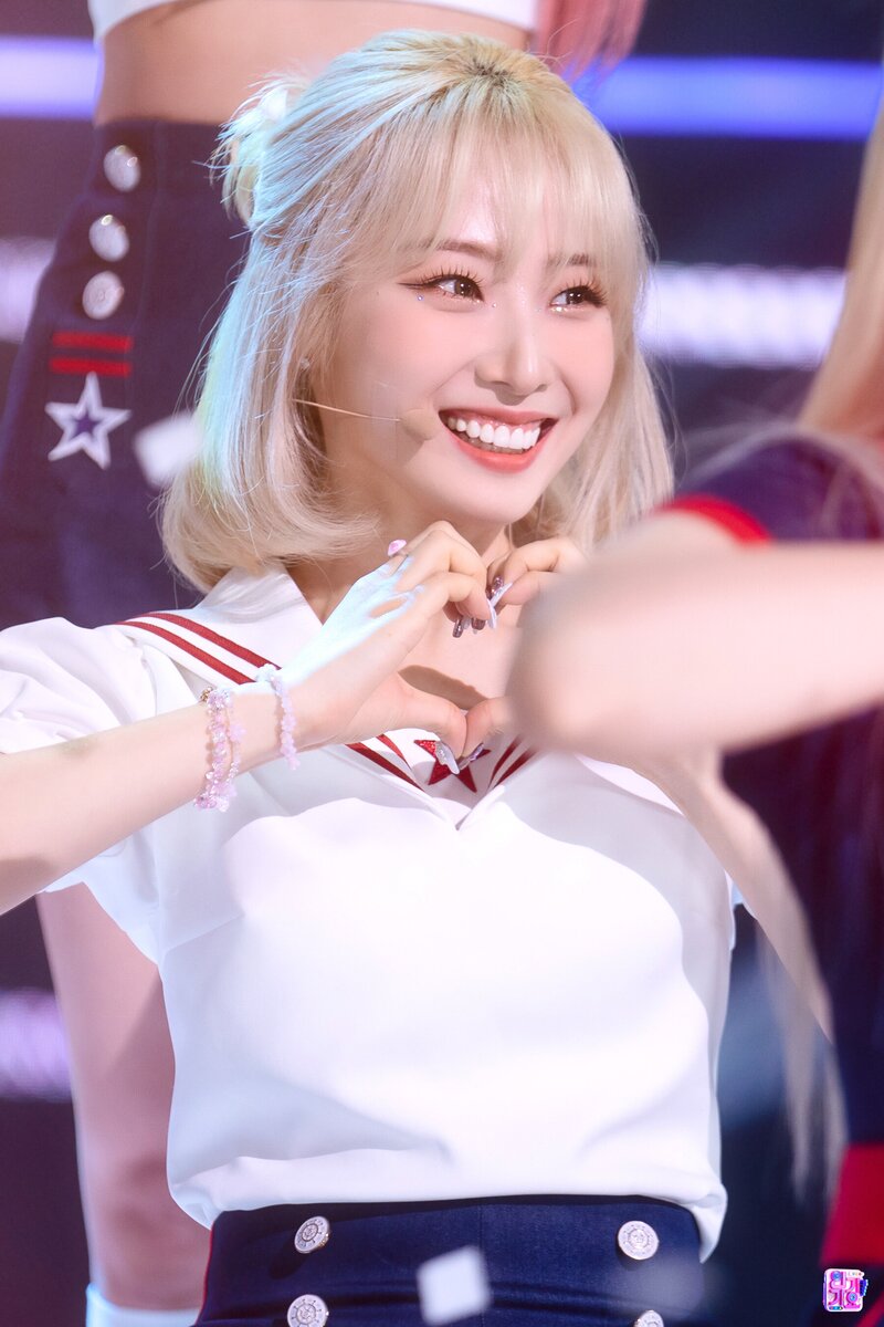 220703 LOONA HaSeul - 'Flip That' at Inkigayo documents 1