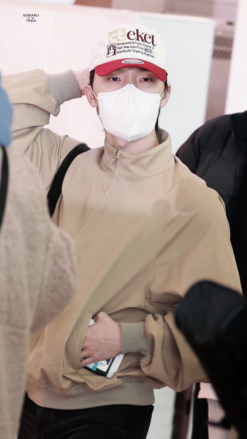 231112 SEVENTEEN Dino at Incheon International Airport documents 6