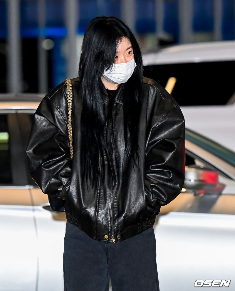 250104 Itzy Chaeryeong at Incheon Airport documents 1