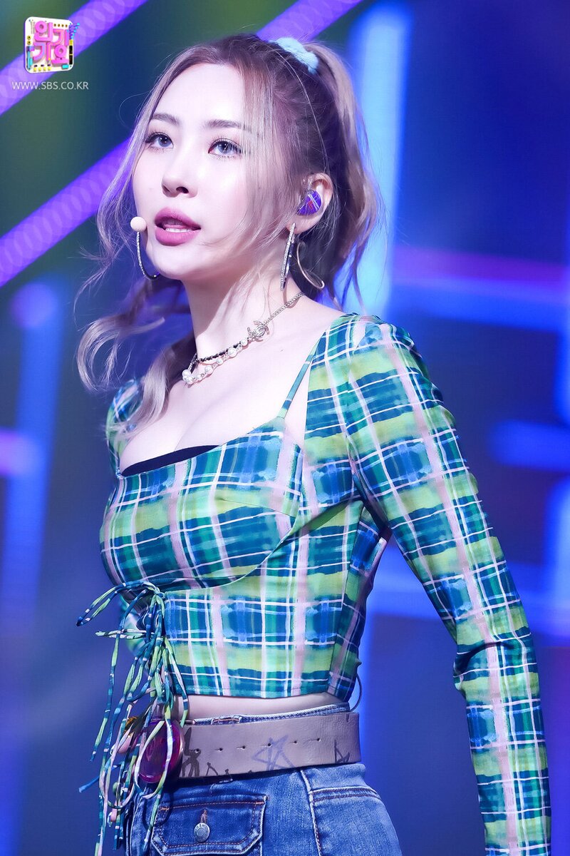 210815 Sunmi - 'You can't sit with us' at Inkigayo documents 7
