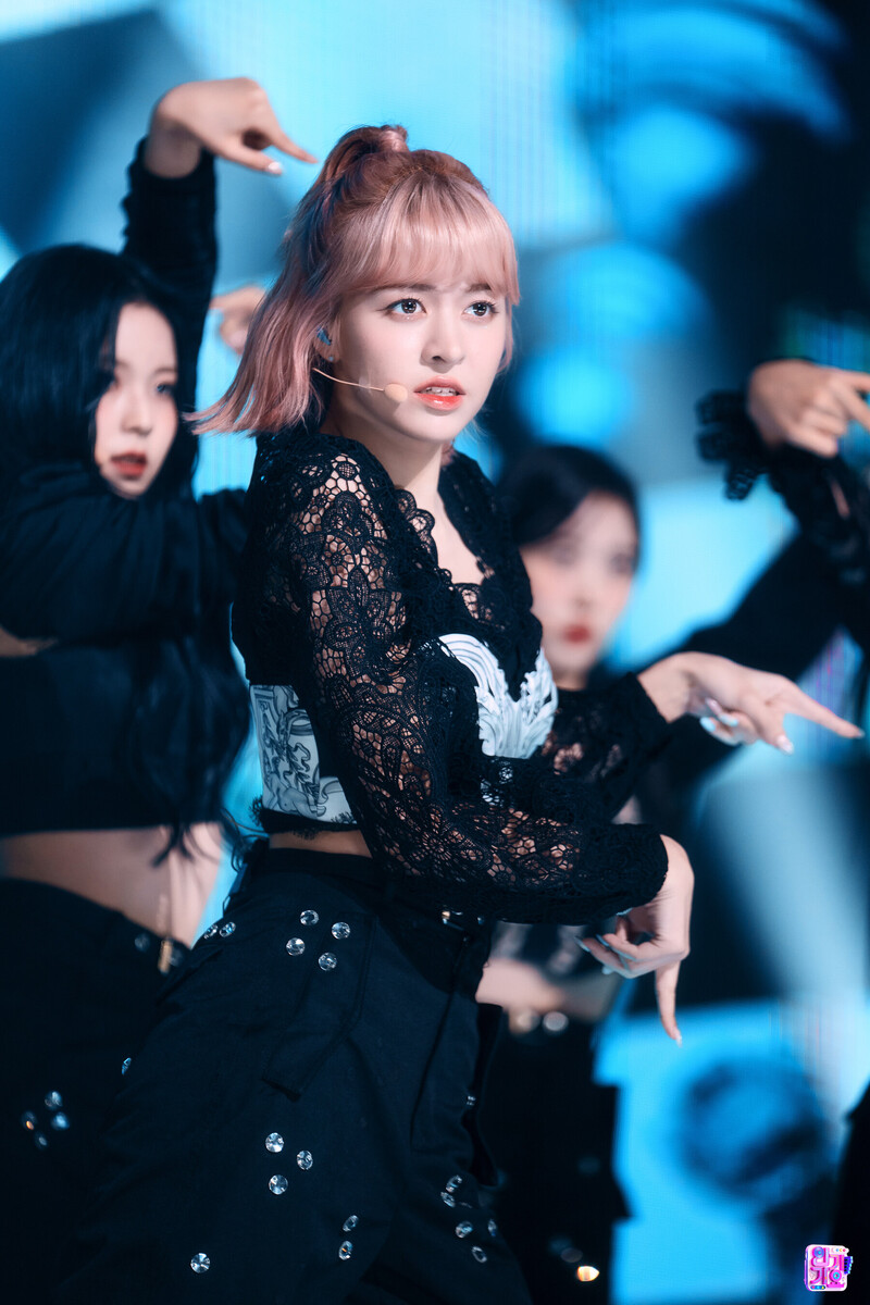 221009 NMIXX Lily - 'DICE' at Inkigayo documents 3