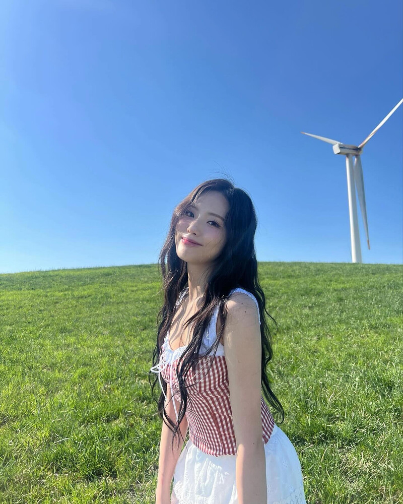 240708 fromis_9 Jiwon Instagram Update documents 4