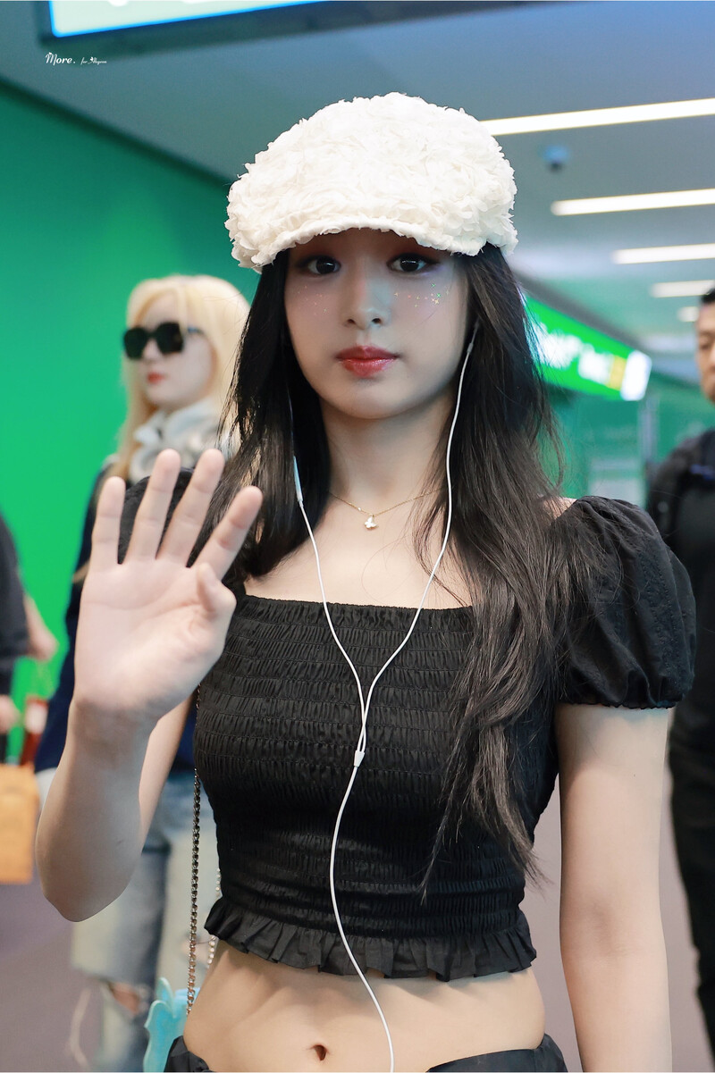 240721 BABYMONSTER Ahyeon at Incheon International Airport documents 1