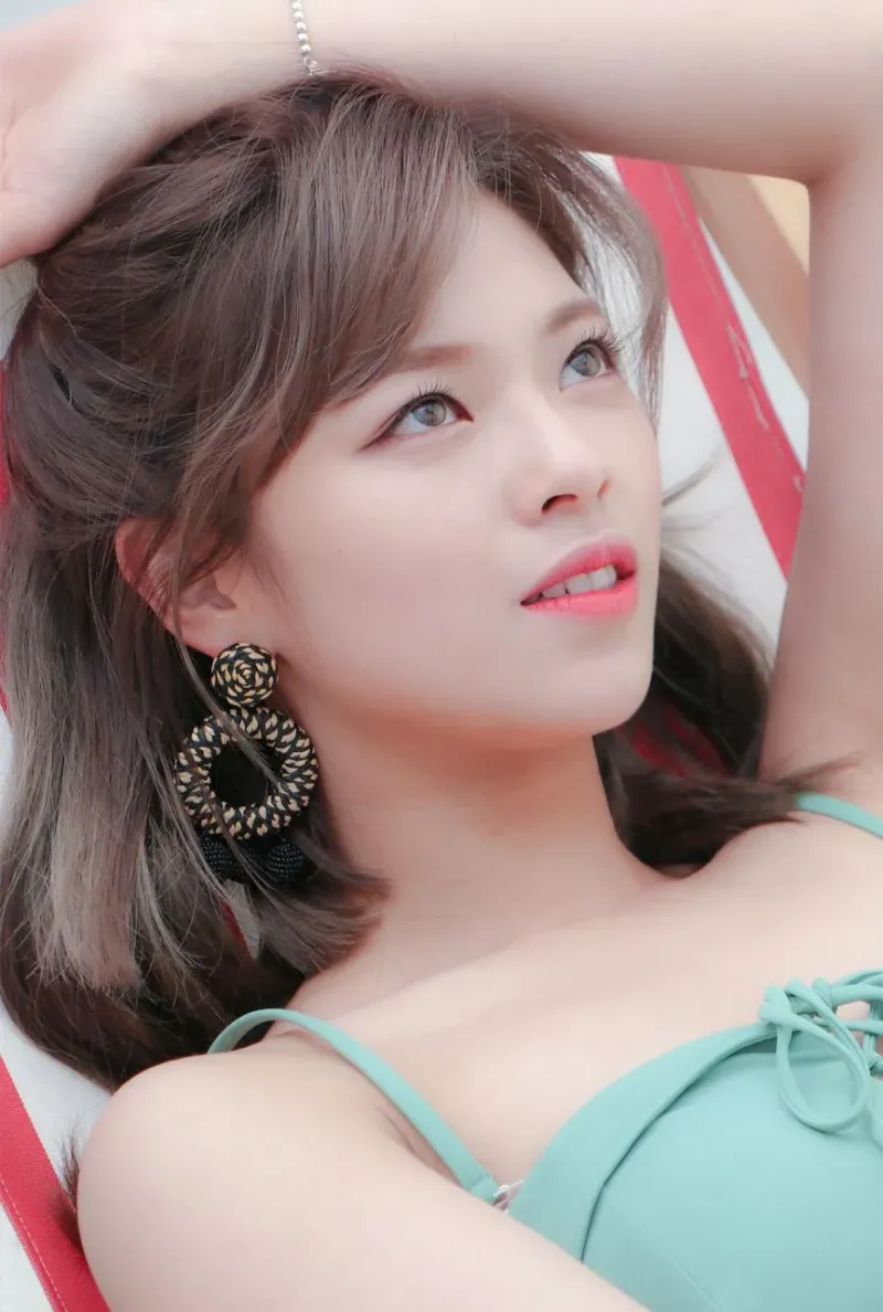 103608658_02.JEONGYEON-02.jpg